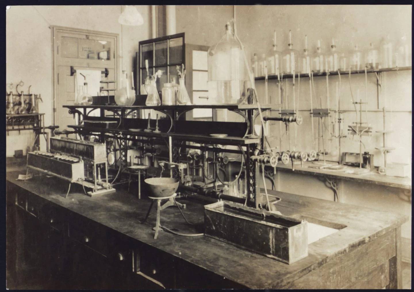 A physiology laboratory bench of the era